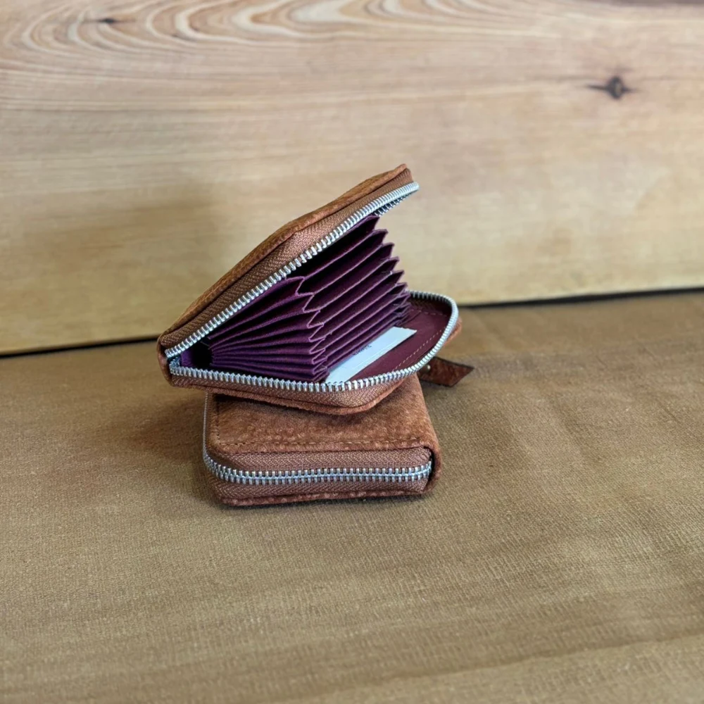 Detalle interior de billetera acordeón de cuero de carpincho — El Carpincho
