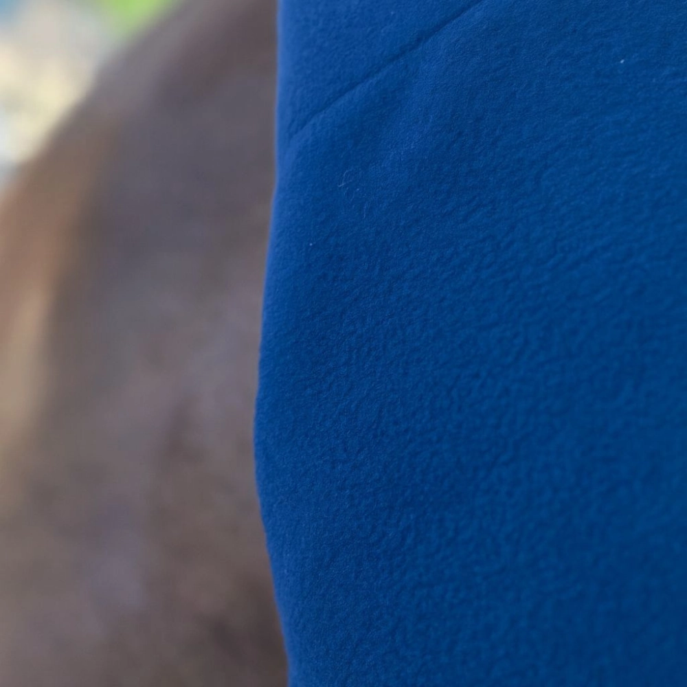 Detalle de tela polar interior de carpa impermeable azul para caballo
