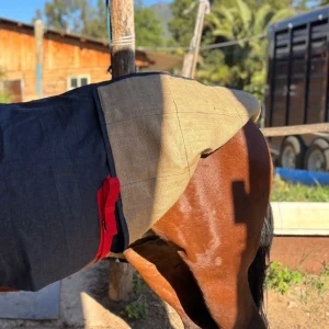 Carpa de mezclilla con arpillera para caballo vista lateral - El Carpincho
