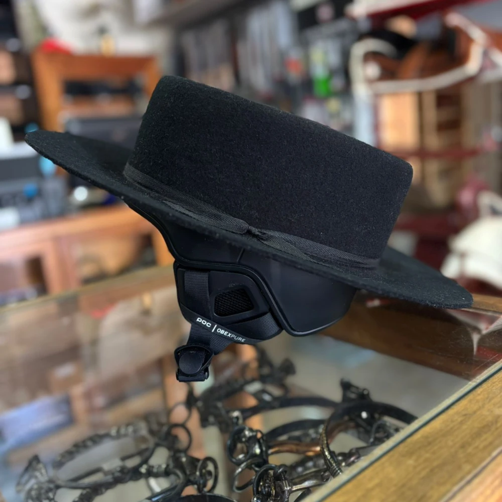 Casco POC Obex Pure con sombrero huaso en tienda El Carpincho