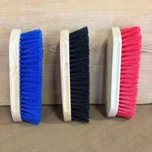 Escobillas coleras en colores rojo, azul y negro para limpieza del pelaje del caballo