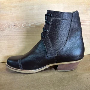 Zapato de cuero engrasado con planta de goma — vista lateral