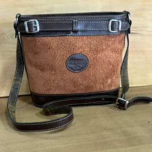 Cartera balde de cuero de carpincho con detalles en cuero liso — El Carpincho