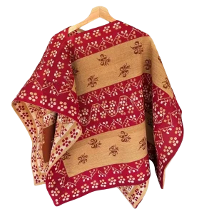 Chamanto de lana reversible con franjas geométricas y figuras tradicionales en tonos rojo y beige