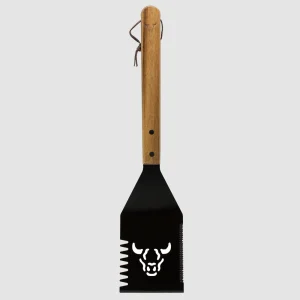 Espátula parrillera Wayu con logo en acero inoxidable y mango de madera. El Carpincho san Fernando