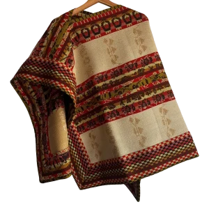 Chamanto extra fino de lana con bandas ornamentales tradicionales