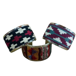 Pulseras argentinas de alpaca con tela y cuero crudo