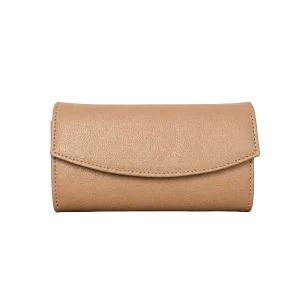 Billetera de cuero beige para mujer con diseño elegante y funcional