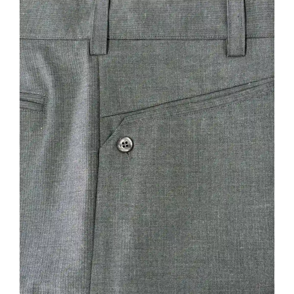 Detalle trasero de pantalón de huaso tela fina microdiseño Hitega color gris con bolsillo y terminaciones elegantes