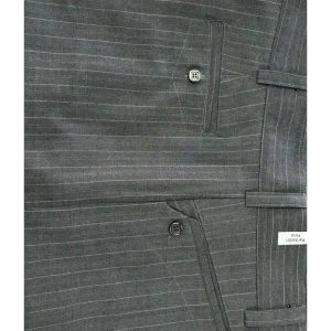 Detalle trasero de pantalón de huaso tela fina rayado Hitega color gris con bolsillo y terminaciones elegantes