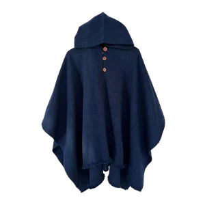 Detalle capucha y botones de madera en poncho de lana azul marino