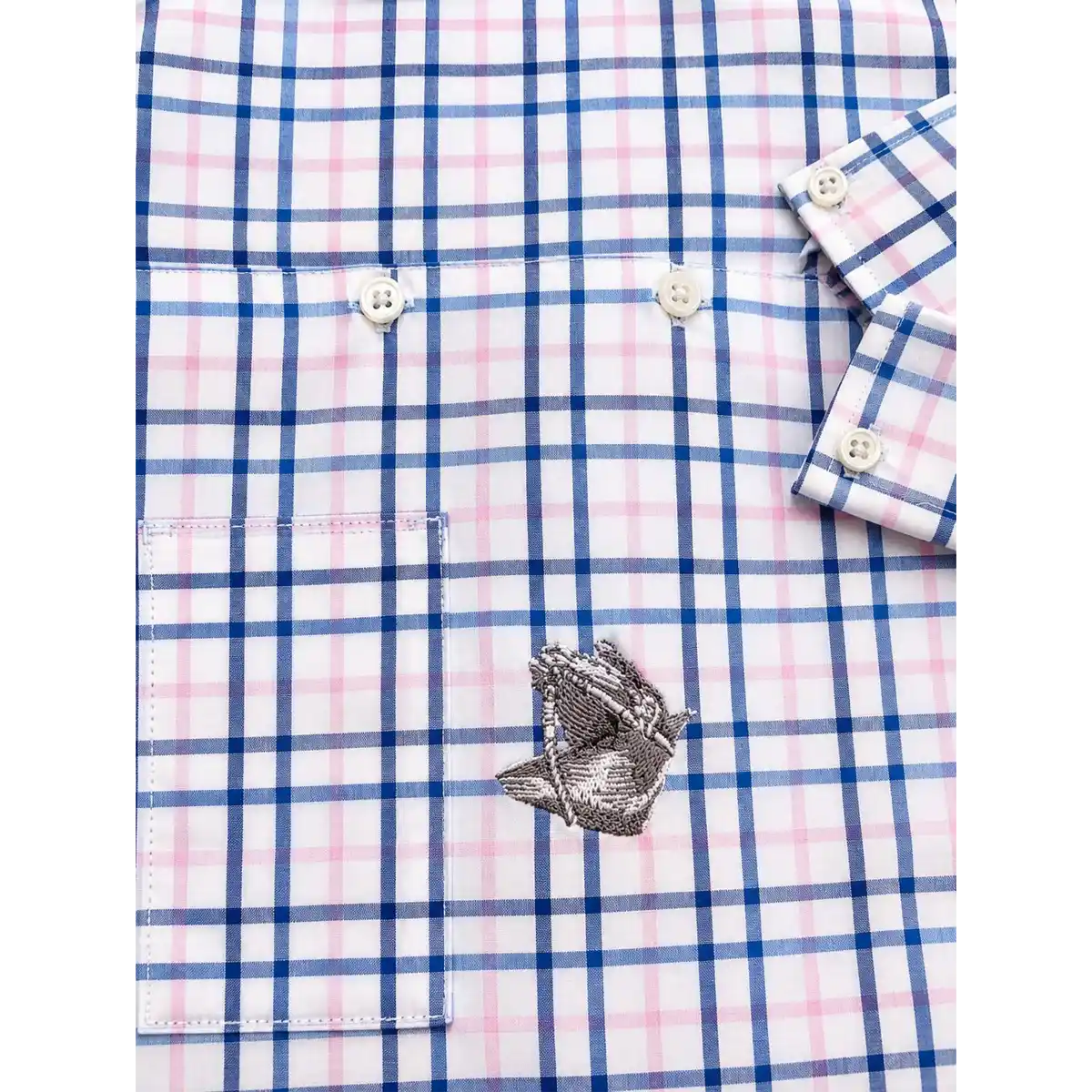Detalle del bordado de caballo en camisa SGVI de cuadros azul y rosa