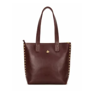 Cartera de cuero café con tachas doradas vista frontal