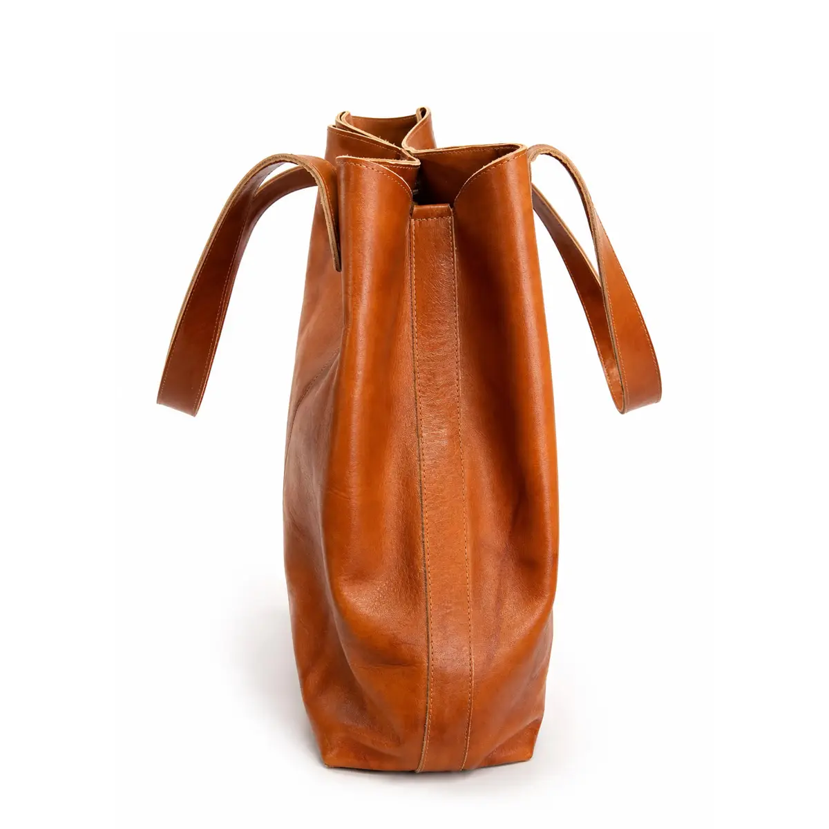 Vista lateral de cartera tote de cuero cognac